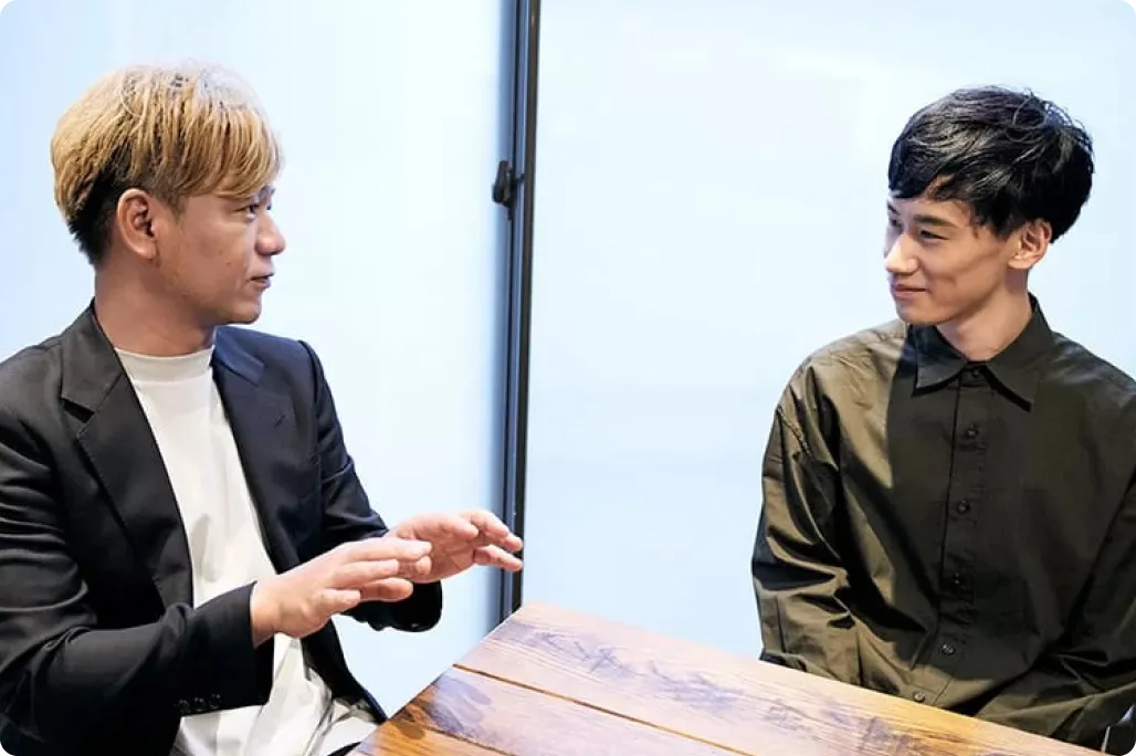 玉井さんと永澤さんが話す様子