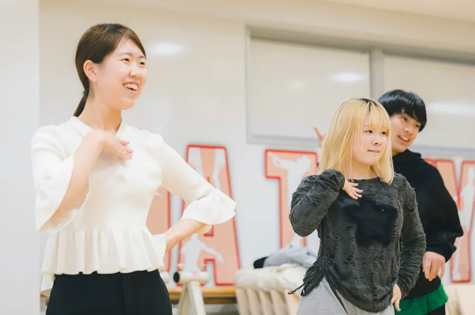 歌う女子学生
