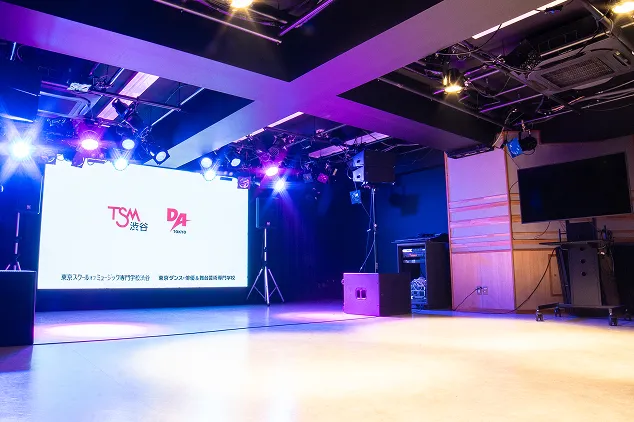 A LIVE STUDIO